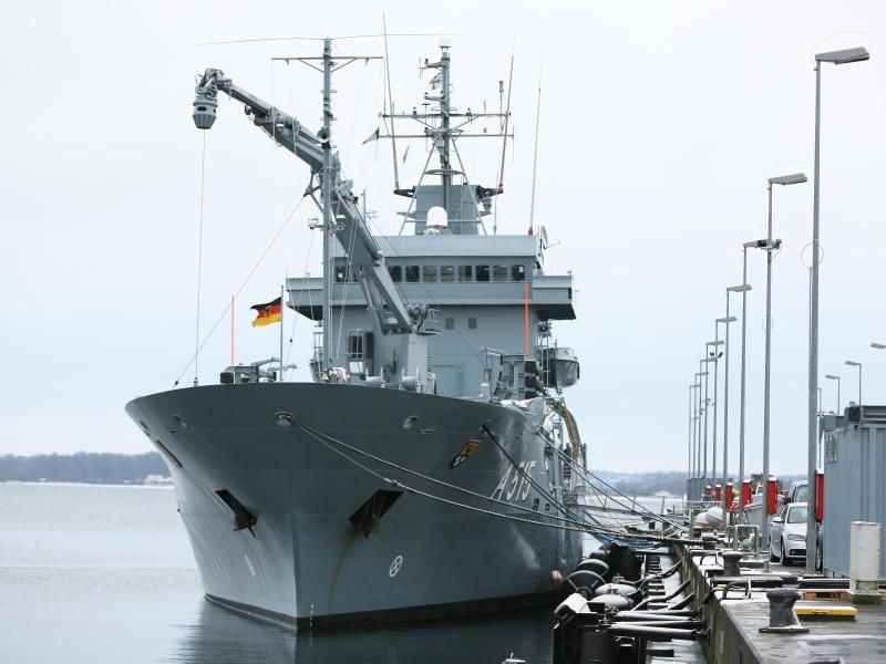 Das Versorgungsschiff "Tender Main" der deutschen Marine. Foto: Christian Charisius/Archiv
