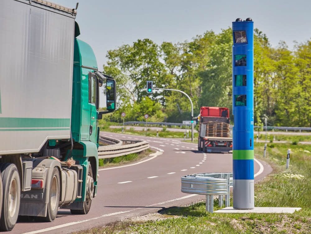 Man könnte sie für Blitzer halten, es sind aber Mautsäulen.