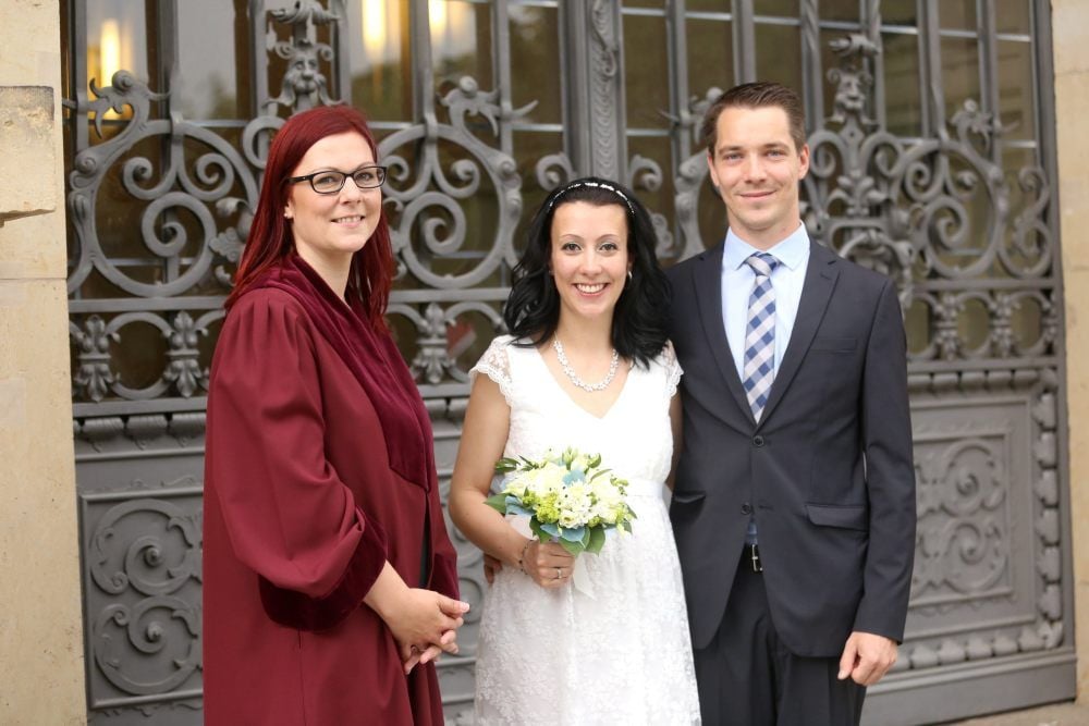 Die neue Standesbeamtin Jessica Böttcher hat am Freitag Loreen und Christoph Claus getraut.