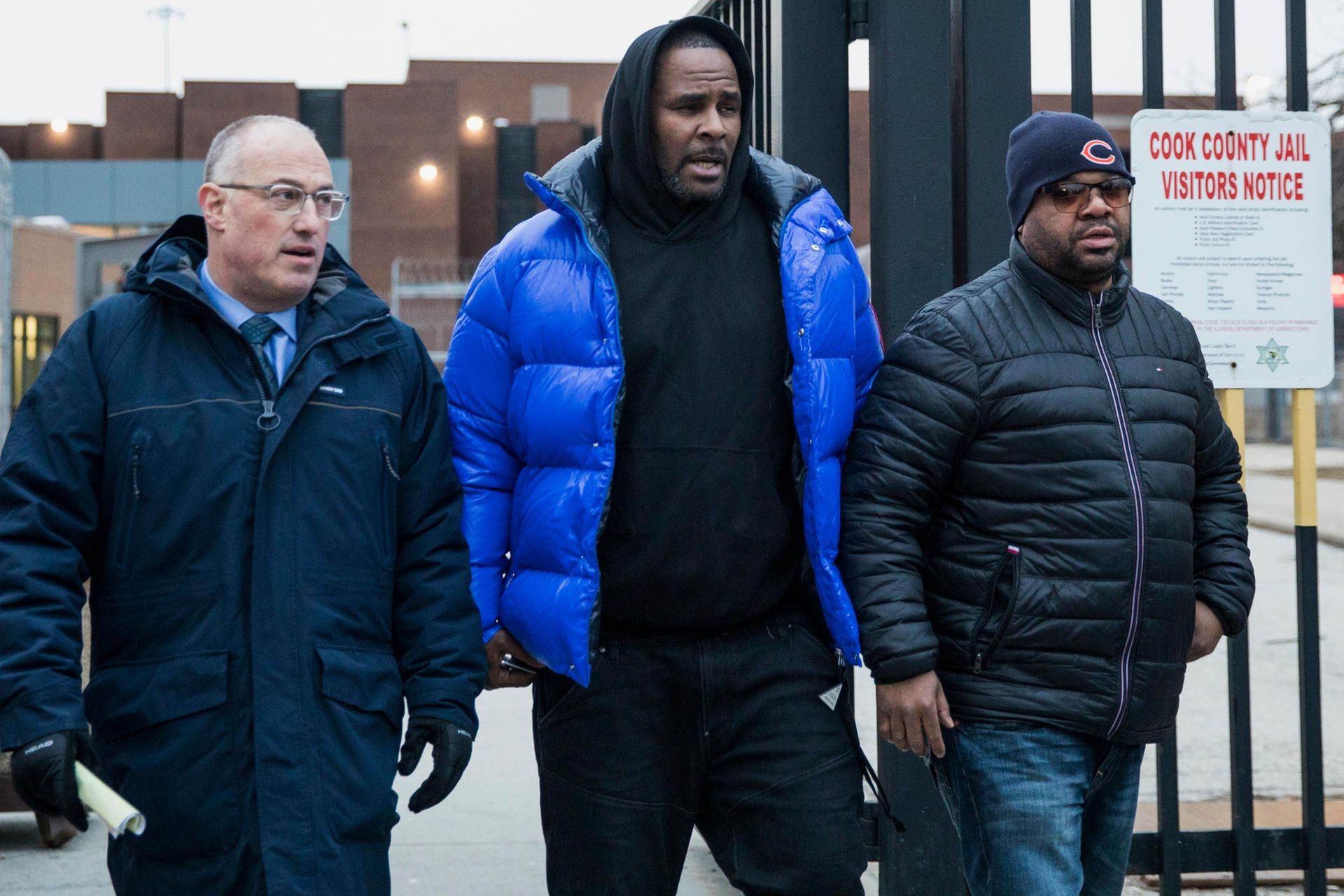 R. Kelly (Mitte) nach seiner Freilassung.