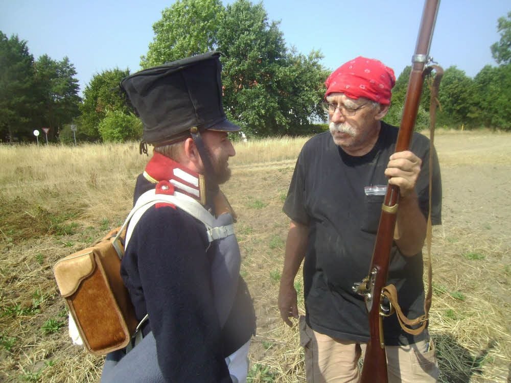 Pause auf dem Schlachtfeld: US-Archäologe Lawrence Babits (rechts) im Gespräch mit Soldatendarsteller Michél Kothe in preußischer Uniform
