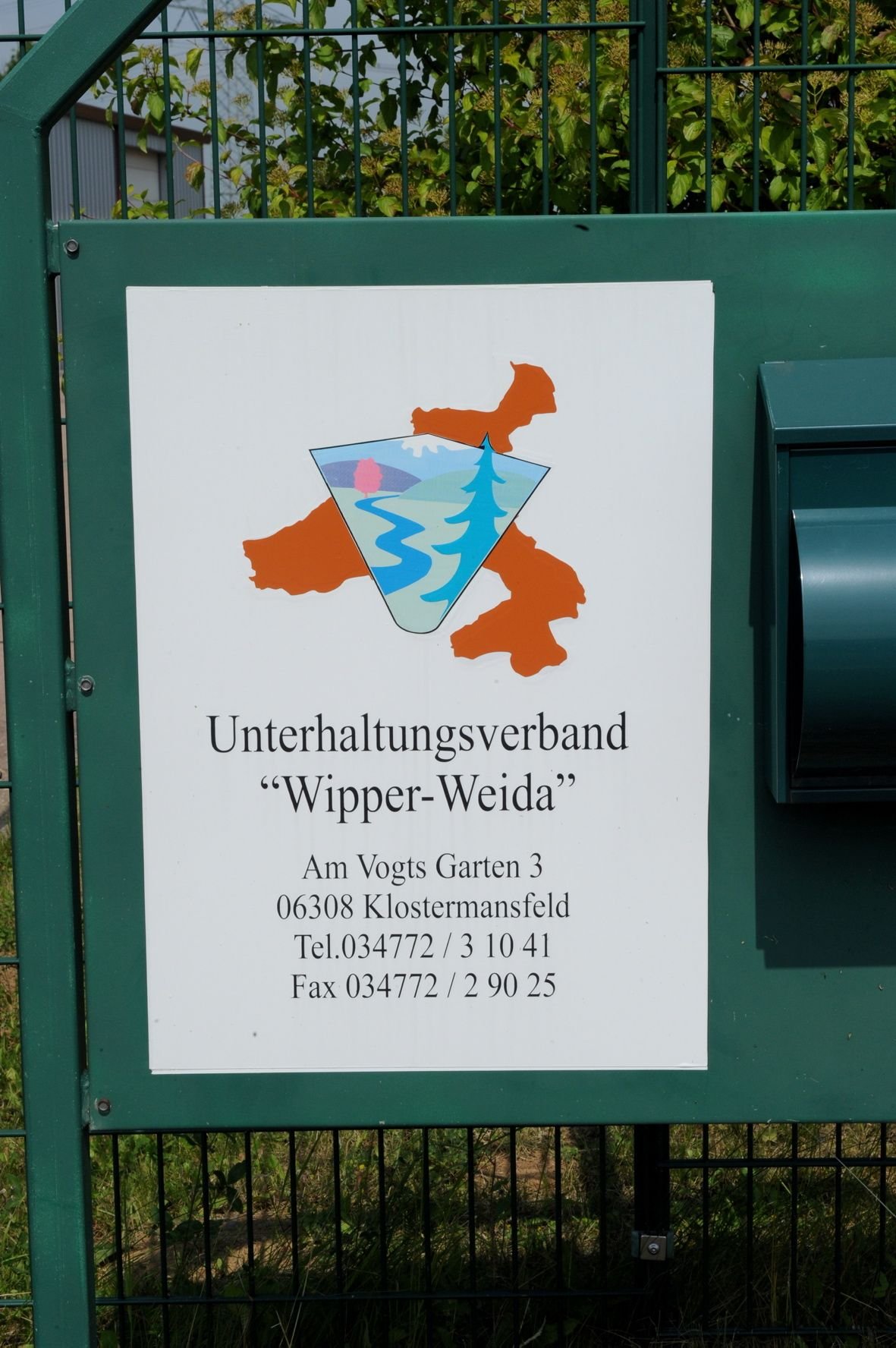 Firmenschild und Briefkasten am Firmensitz des Verbands in Klostermansfeld