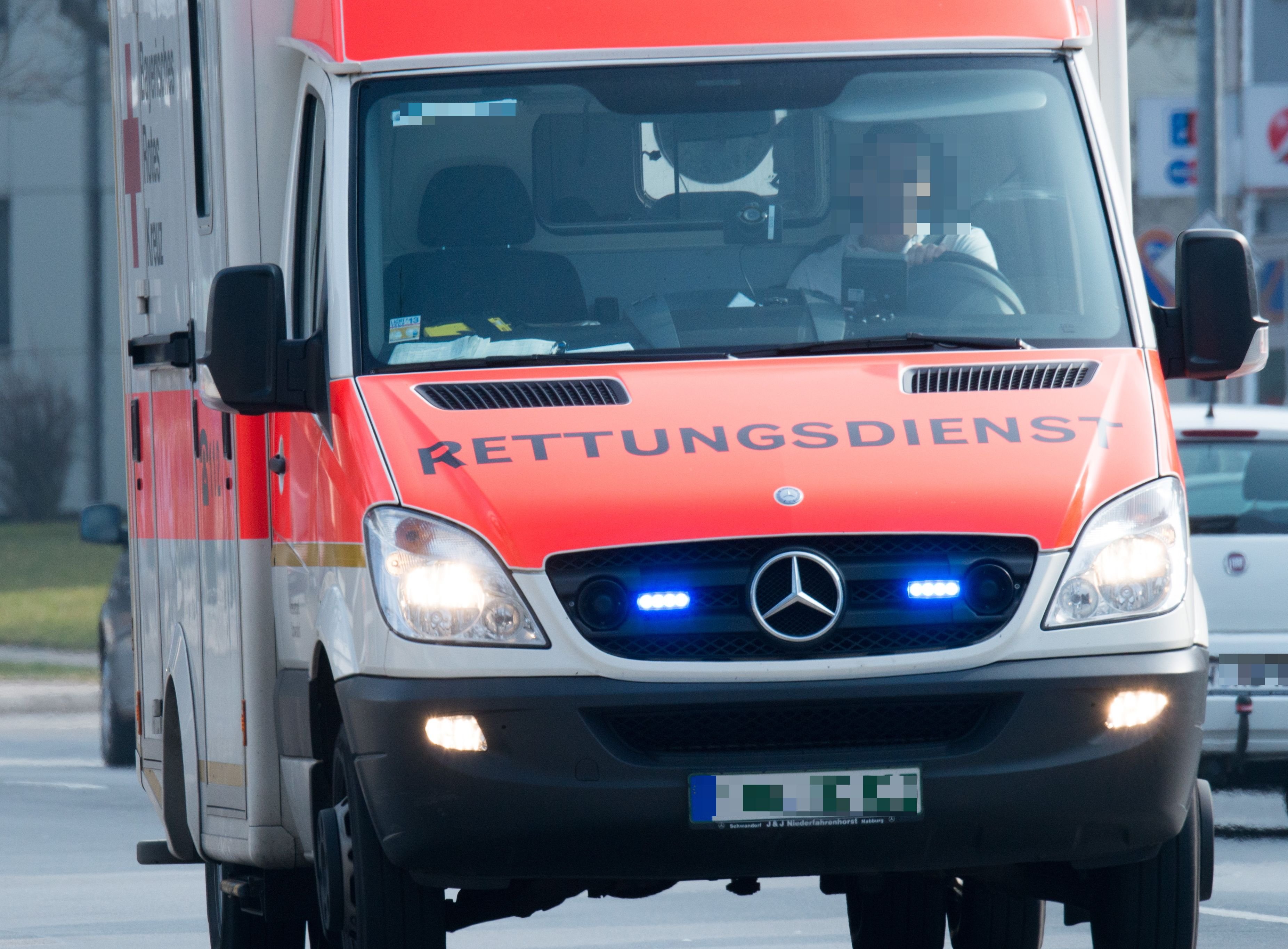 Ein Fahrzeug des Rettungsdienstes auf dem Weg zu einem Einsatz.