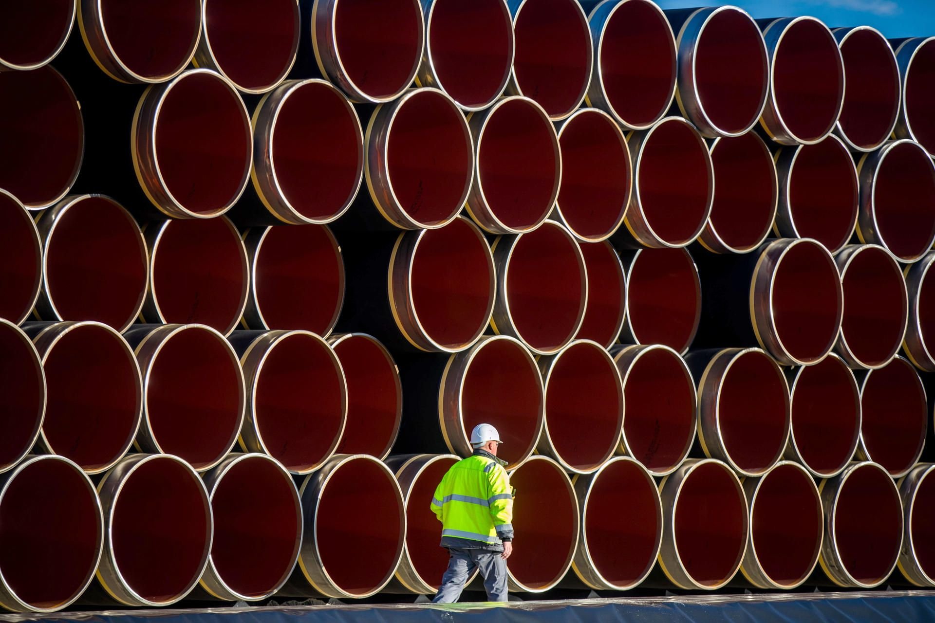 Tonnenschwere Rohre für die zukünftige Ostsee-Erdgastrasse Nordstream 2 liegen bereit.