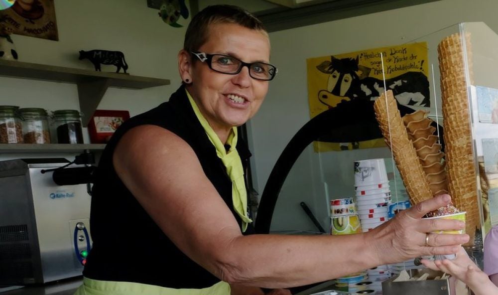 Hinter Bärbel Mühlbach, hier noch im Eiswagen, liegen stressige Ostertage. Die 56-Jährige hat in ihrer Manufaktur 290 Liter Eis produziert.