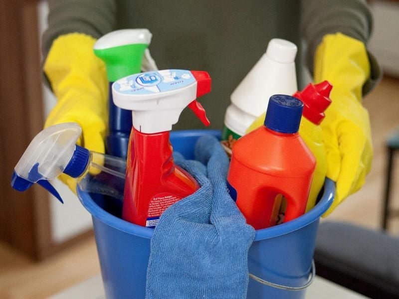 Aggressive Reinigungsmittel sind nicht nötig. Viel besser ist es, mit bewährten Putzmitteln regelmäßig die Wohnung zu reinigen. Foto: Kai Remmers/dpa-tmn