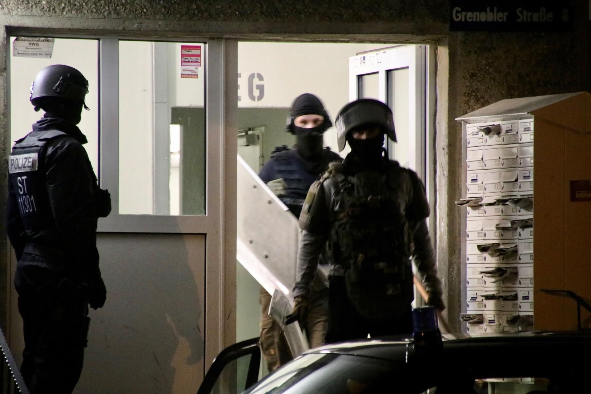 Beamte des Spezialeinsatzkommandos (SEK) waren in der Grenobler Straße in Neustadt in einen Wohnblock gestürmt. Dort griffen sie einen 29-Jährigen auf, der zuvor aus der Psychiatrie ausgebrochen war. Der Mann hatte eine Gewaltverbrechen angekündigt.