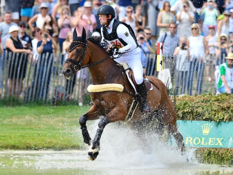 Vielseitigkeitsreiter Michael Jung mit Sam an einem Hindernis beim CHIO 2017 in Aachen. Foto: picture alliance / Uwe Anspach/dpa