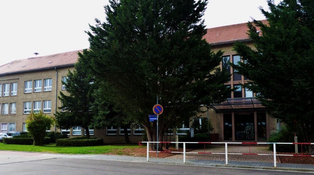 Das Schulgebäude in Wetzendorf steht seit vier Monaten leer.