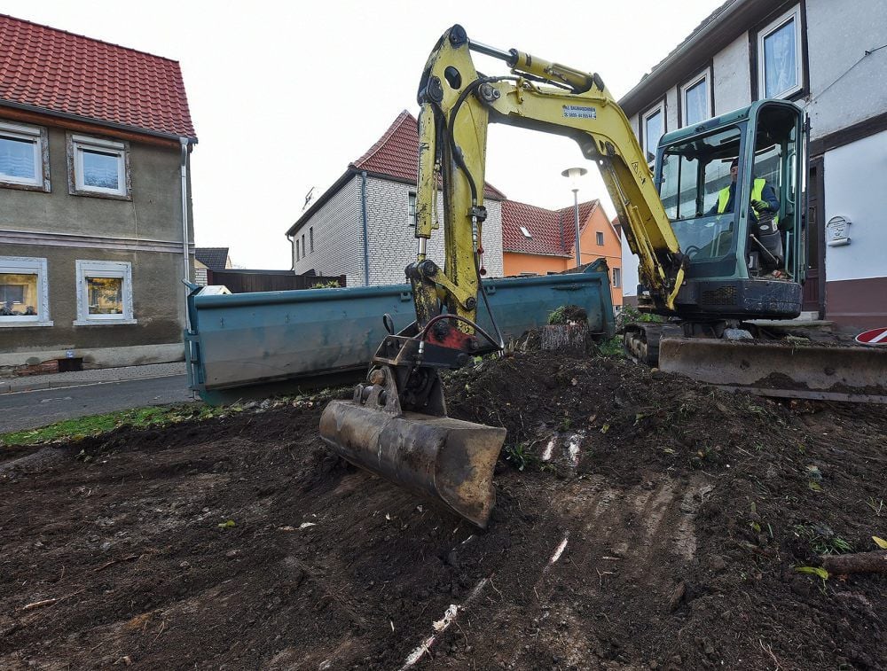 Ein Bagger hebt am Marktplatz von Hoym den alten Boden aus, der durch Muttererde ersetzt wird. Hier sollen bald wieder Blumen blühen.