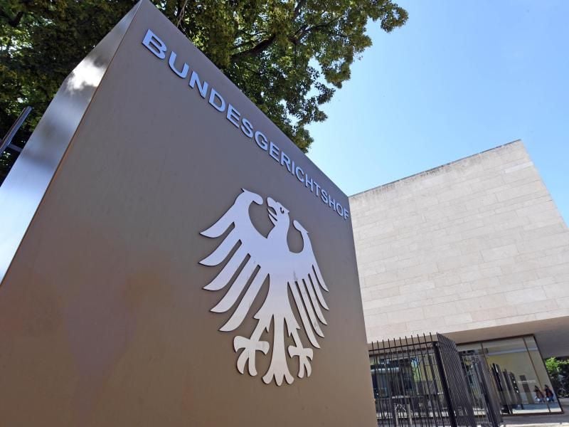 Der Bundesgerichtshof in Karlsruhe entscheidet über eine Bearbeitungsgebühr, die Banken von Geschäftsleuten bei der Kreditvergabe kassieren. Foto: Uli Deck