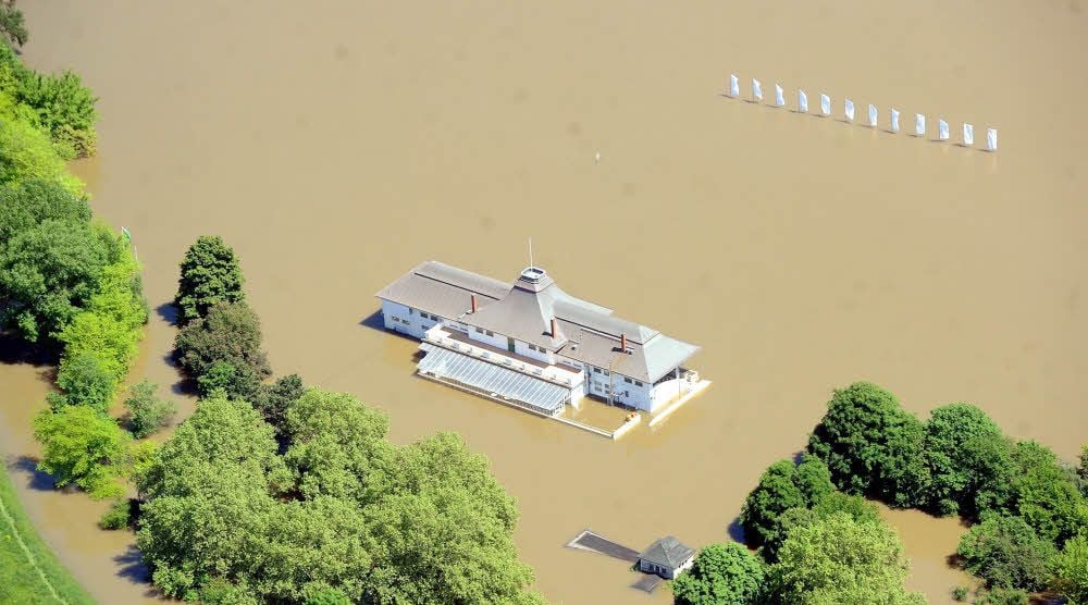 Die Luftaufnahme vom 5. Juni 2013 zeigt die überflutete Rennbahn mit dem vom Wasser eingeschlossenen Tribünengebäude.