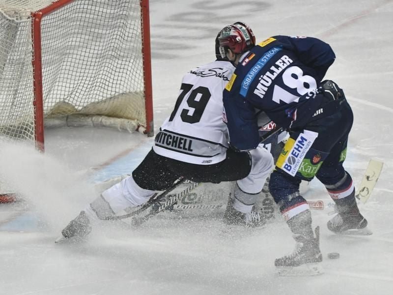 Nürnbergs John Mitchell und Berlins Jonas Müller (18) kämpfen um den Puck. Foto: Paul Zinken