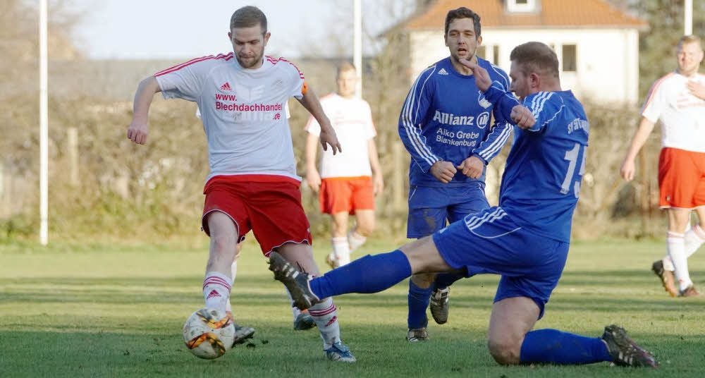 Da war das Kreuzband noch heil: Neinstedts Kapitän Gabriel Schwarzloos spielt im November 2015 den Ball vor dem Blankenburger Toni Fischer.
