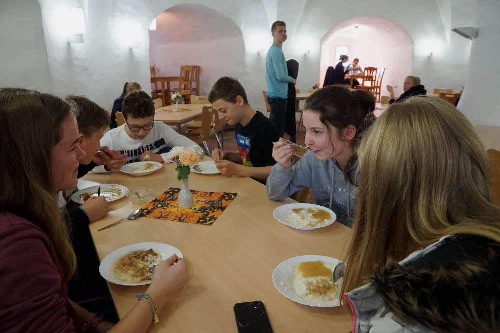 Schüler der Klasse 8d des Gymnasium Stephaneum gehören zu den Teilnehmern an der Schulspeisung im Haus I, die im Rondell essen.