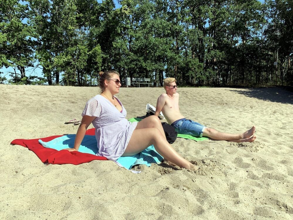 Alicia Retzke und Sascha Harisch sonnen sich am Air Force Beach zwischen Brandis und Holzdorf-Ost. Wird es heiß, gehen sie gerne zum See.