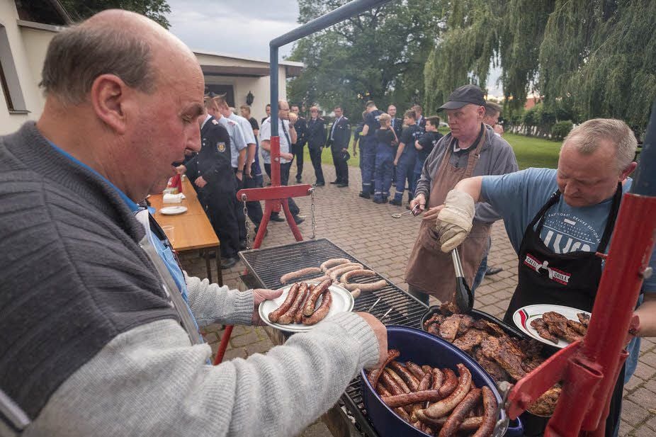 Für Speisen und Getränke sorgten der Ortschaftsrat und engagierte Bürger; finanziert wurden Steaks und Co. durch den Förderverein der Feuerwehr.