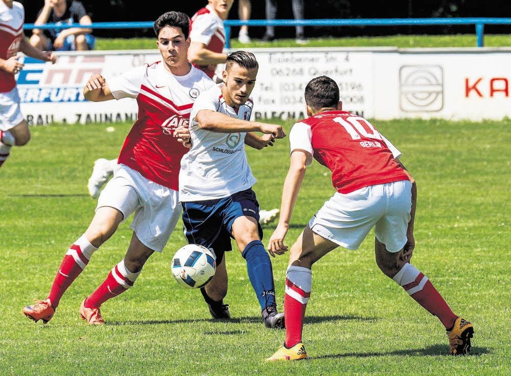 Kenan Erovic (M.), hier in der Relegation zur Junioren-Regionalliga gegen Tasmania Berlin, will sich beim SV Merseburg 99 durchbeißen.