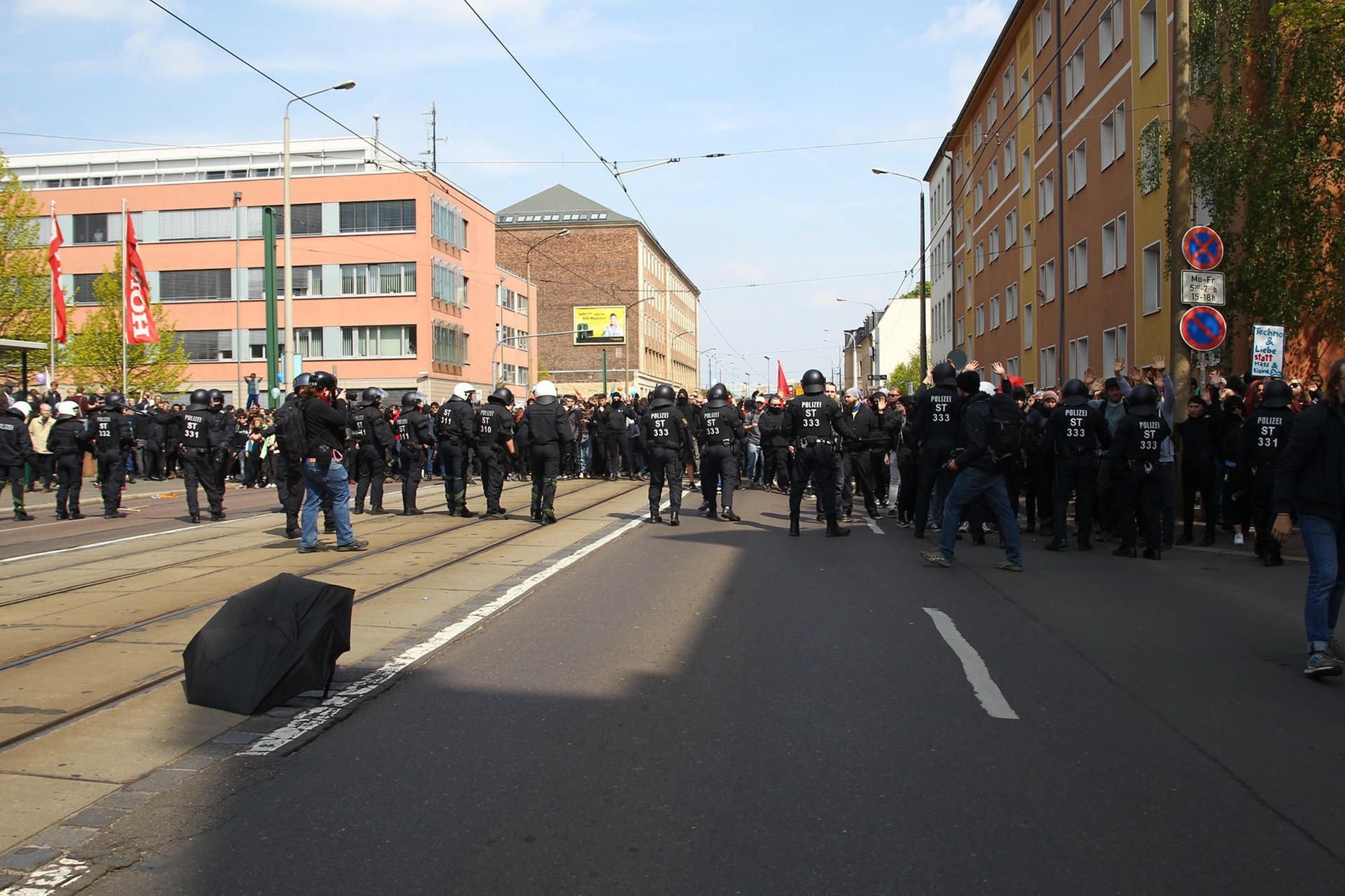 1. Mai 2017 in Halle: Auseinandersetzungen bei Gegendemonstrantion mit der Polizei in der Merseburger Straße.