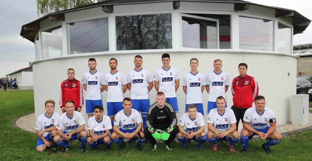 Der ESV Herrengosserstedt - hier vor dem Heimspiel am vergangenen Sonnabend gegen Nessa - muss nun zum Landesklasse-Regionalderby nach Freyburg, hinten, v.l.: Philipp Hermann, Eddi Oberreich, Christian Oberreich, Sebastian Braune, Elias Meyer, Stefan Ganzer, Trainer Oliver Janicke; vorn, v.l.: Pascal Huthuff, Telman Girimhanov, Obidjoni Tolibzoda, Jakob Fiedler, Ricky Grieser, Moritz Schwarze, Niklas Schröder-Reif, Markus Löhnert.