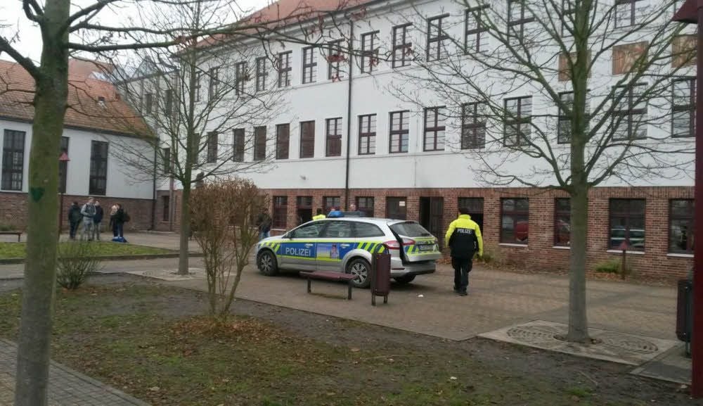 Die Polizei sicherte das Walter-Gropius-Gymnasium.
