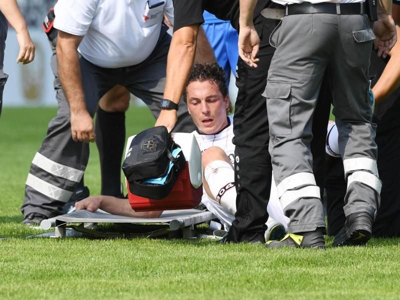 Leverkusenens Julian Baumgartlinger wird im Spiel bei Pforzheim von Sanitätern versorgt. Foto: Uli Deck