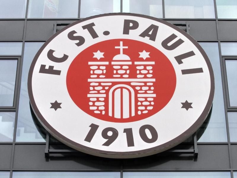 Das Logo des FC St. Pauli am Stadion in Hamburg. Foto: Bodo Marks/Archiv