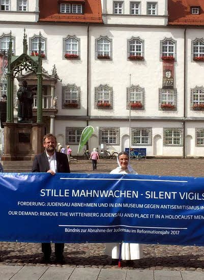 Ein Bündnis um den Leipziger Pfarrer Thomas Piehler setzt sich mit Mahnwachen für die Abnahme des Schandmals „Judensau“ von der Wittenberger Stadtkirche ein.