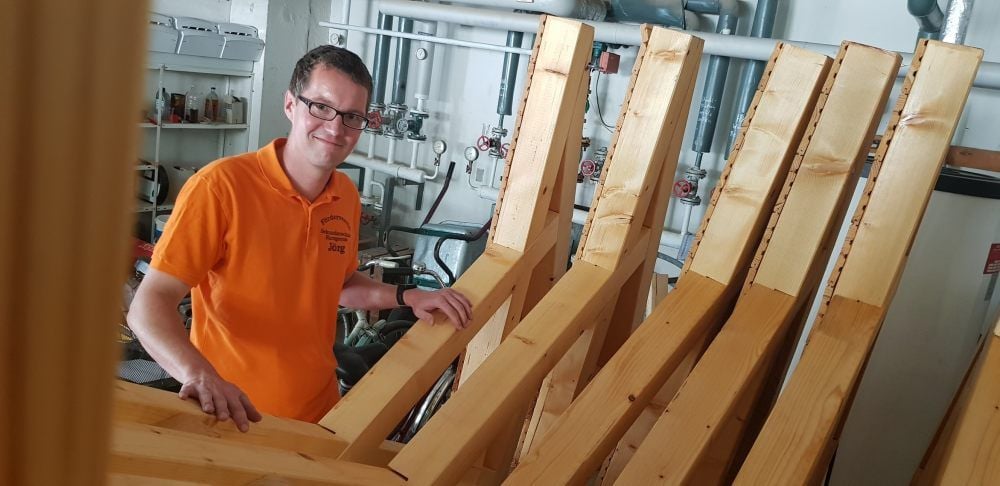 Jörg Günther, der Vorsitzende des Fördervereins der Gemeinschaftsschule in Harzgerode, macht sich mit seinen Kollegen am Dienstag an die Arbeit. Ein grünes Klassenzimmer wollen sie bauen. Die Raufen liegen - noch auseinandergebaut - schon bereit.