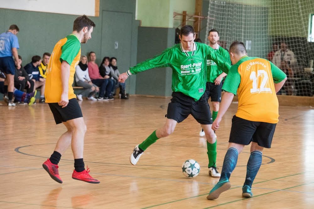 Martin Schoder (am Ball) belegte mit dem Team Schodex den vierten Platz in der Sporthalle Auenblick. Max Böhm (l.) und Erik Schirner kamen mit dem Jugendclub Droitzen im Endklassement auf Rang zehn.