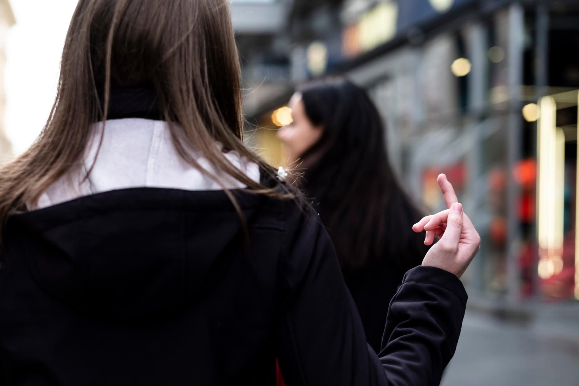 Dieser Tic war Vanessa besonders unangenehm: Sie zeigte Passanten wahllos den Mittelfinger. „Mein Tourette versucht offenbar, das größtmögliche Arschloch zu sein“, sagt sie.