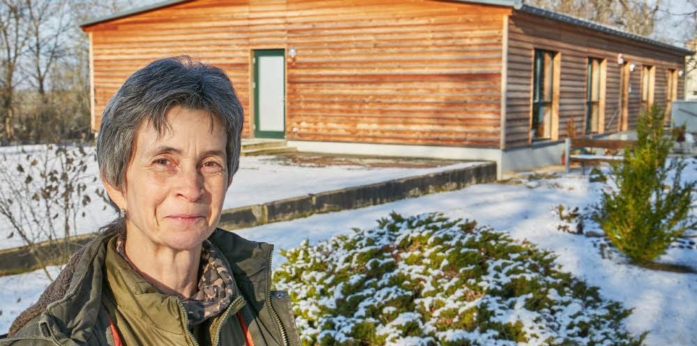 Bettina Golnick von der Ökostation in Neugattersleben freut sich schon darauf, dass der Freiraum hinter hier bald bebaut wird.