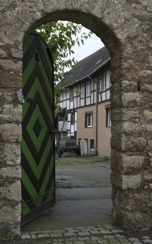 Die grün-schwarz gestreifte Tür in der Breiten Straße in Hedersleben wurde für das Adventsrätsel gesucht.