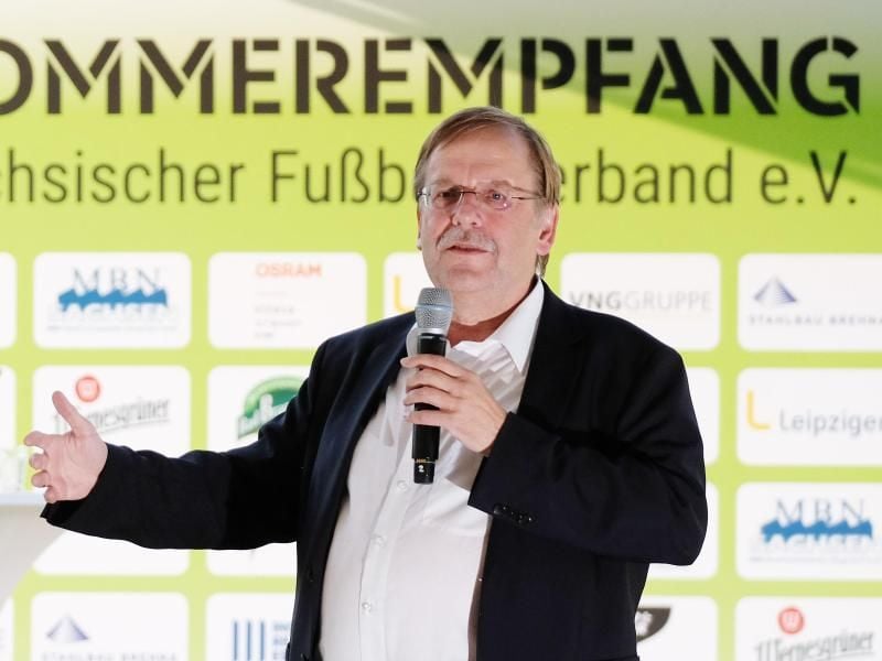 DFB-Vizepräsident Rainer Koch spricht beim Sommerfest des Sächsischen Fußballverbandes (SFV). Foto: Sebastian Willnow