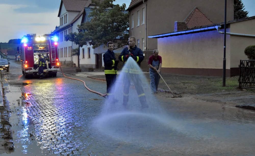 Bis in die Abendstunden waren Einsatzkräfte der Freiwilligen Feuerwehr Helfta und Anwohner damit beschäftigt, Schlamm in der Luisenstraße zu beseitigen.