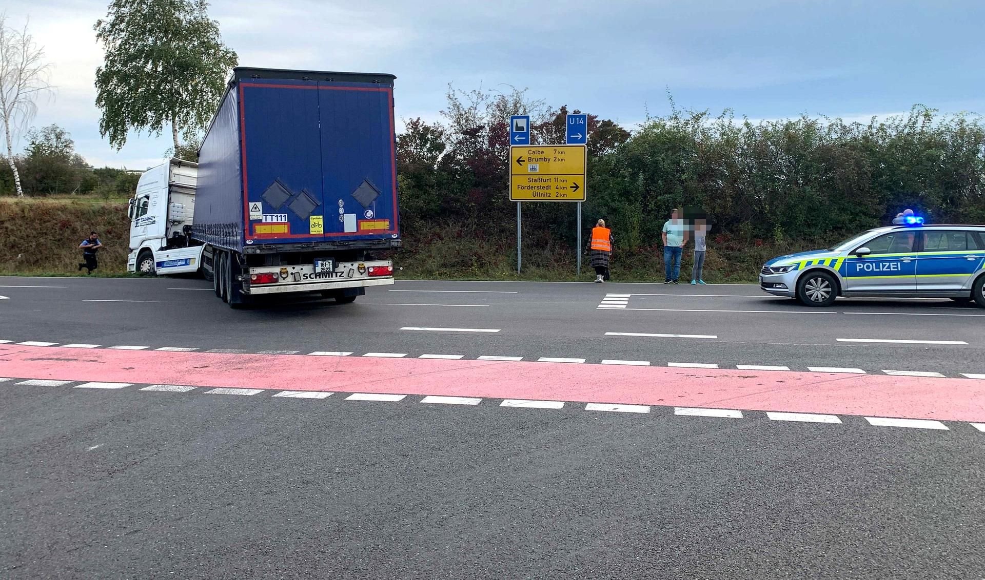 Der querstehende Sattelzug des Rumänen an der Abfahrt.