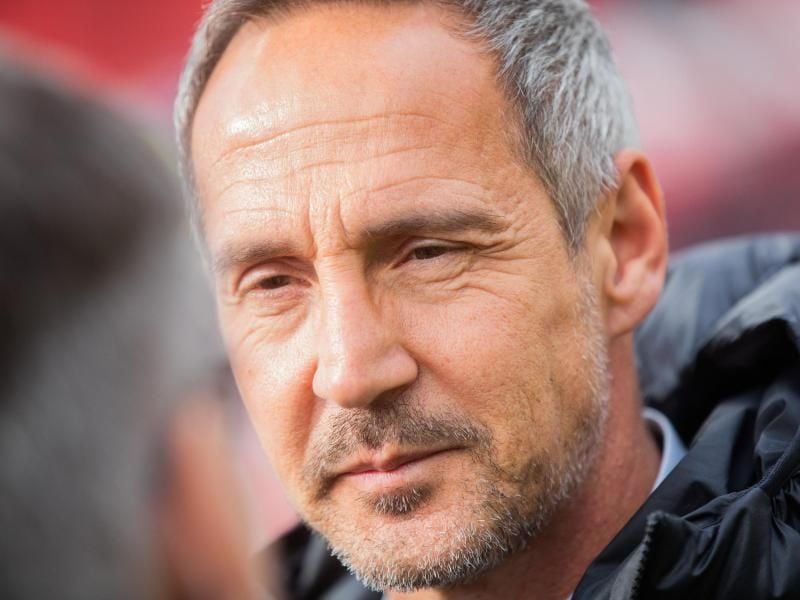 Das 1:6 in Leverkusen war ein „rabenschwarzer Tag” für Frankfurts Trainer Adi Hütter. Foto: Rolf Vennenbernd