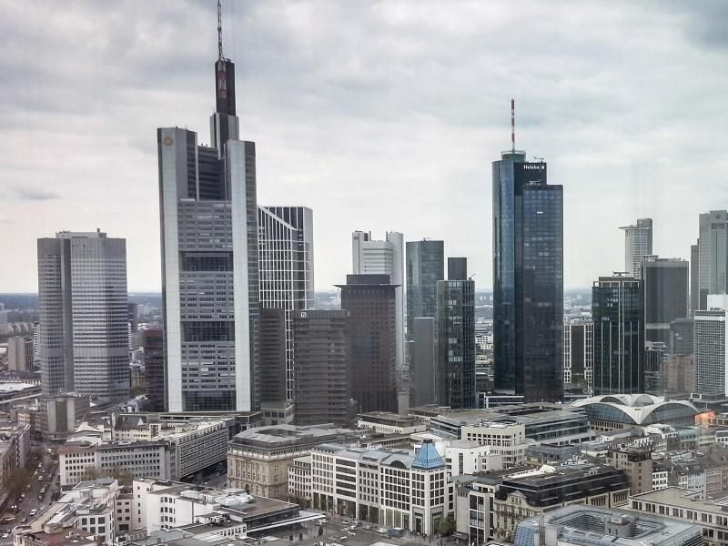 Die Banken-Skyline von Frankfurt am Main (Hessen). Foto: Frank Rumpenhorst/Archiv