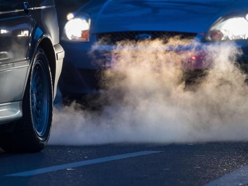 Die EU-Kommission sieht eine weitere Verschärfung der Grenzwerte beim CO2-Ausstoß im Verkehr vor. Foto: Marijan Murat/dpa