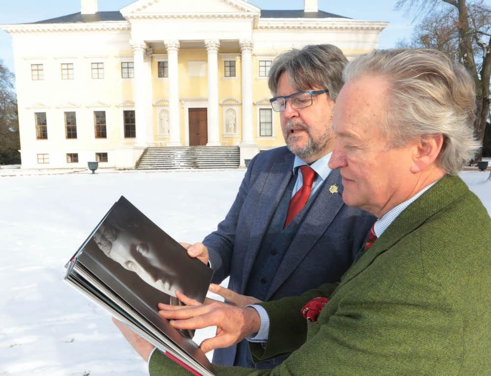 Verleger Janos Stekovics (li.) und Stiftungsdirektor Thomas Weiß sind stolz auf ihr Buch „Wörlitz. Eine Annäherung“.