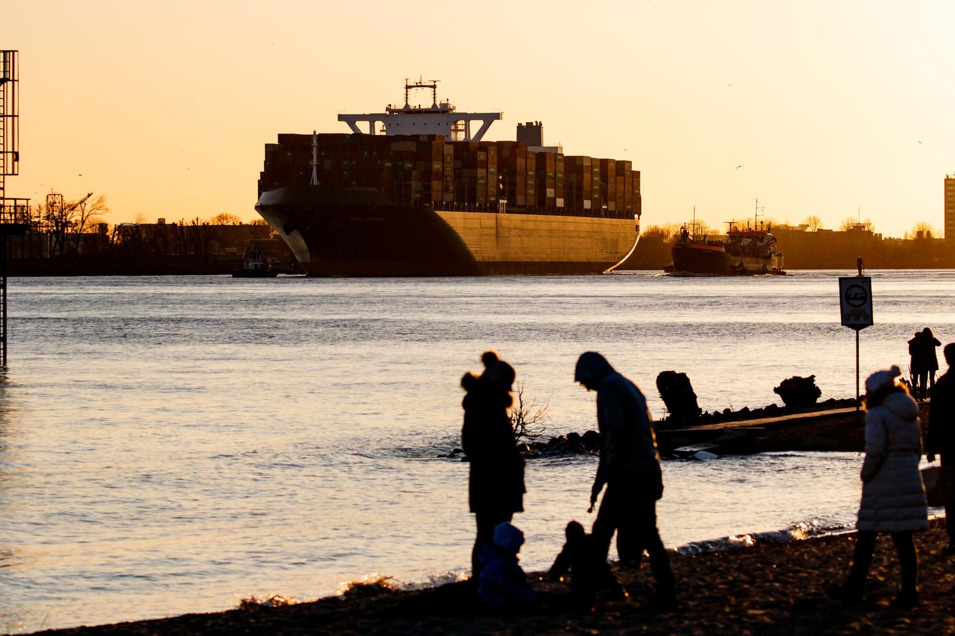 Ein Containerschiff kommt im Hamburger Hafen an. Kurz vor der Entscheidung von Präsident Donald Trump scheint im Handelsstreit der USA mit den EU alles möglich.