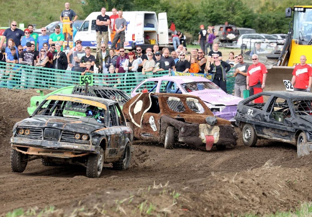 Hoch her geht es auf der Rennstrecke. Bei so vielen Autos und wenig Platz sind Kollisionen vorprogrammiert.