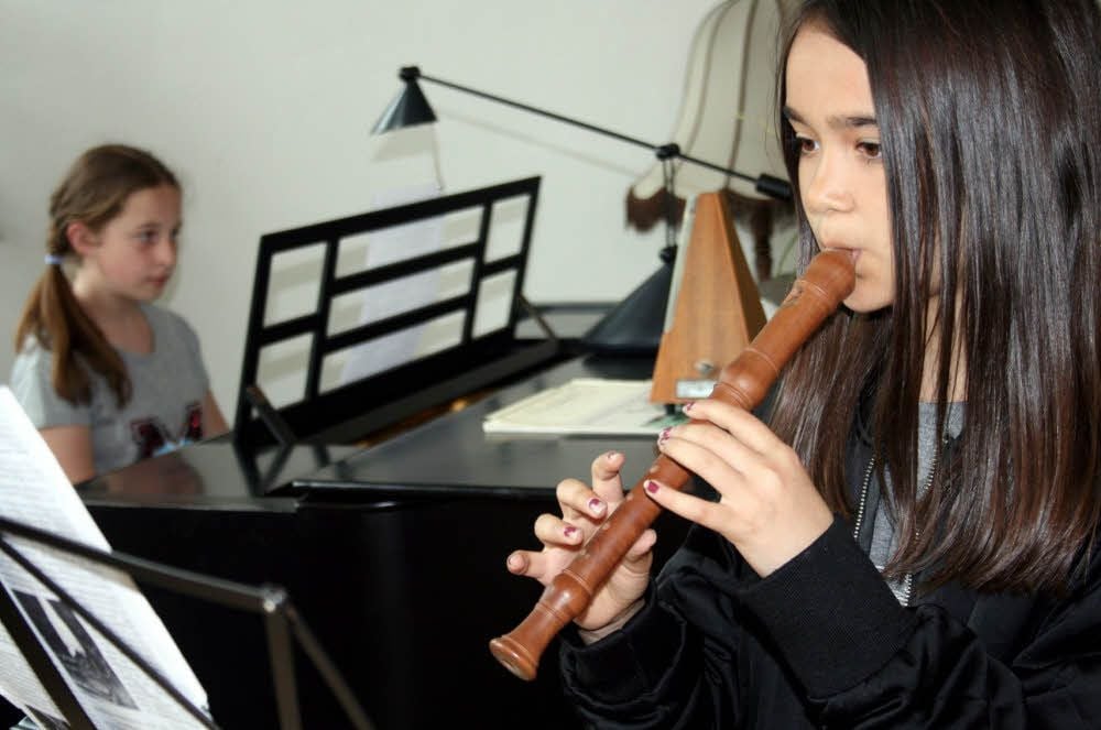 Zwei Freundinnen aus Annaburg musizieren gemeinsam: Jule Richter (Klavier) und Manjana Groß (Blockflöte).