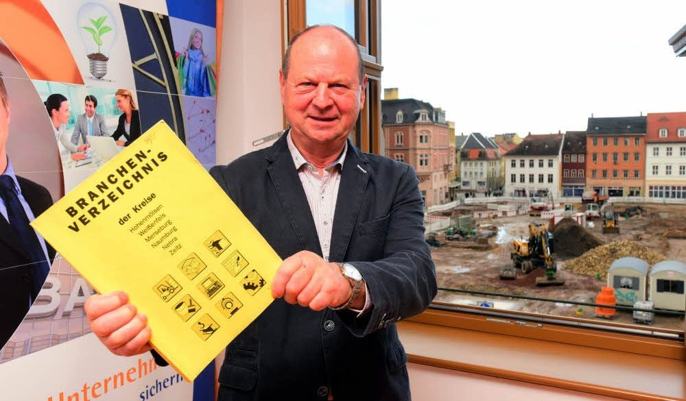 Hans-Jürgen Stößer hat alles aufgehoben, auch das erste Branchenverzeichnis der IHK.
