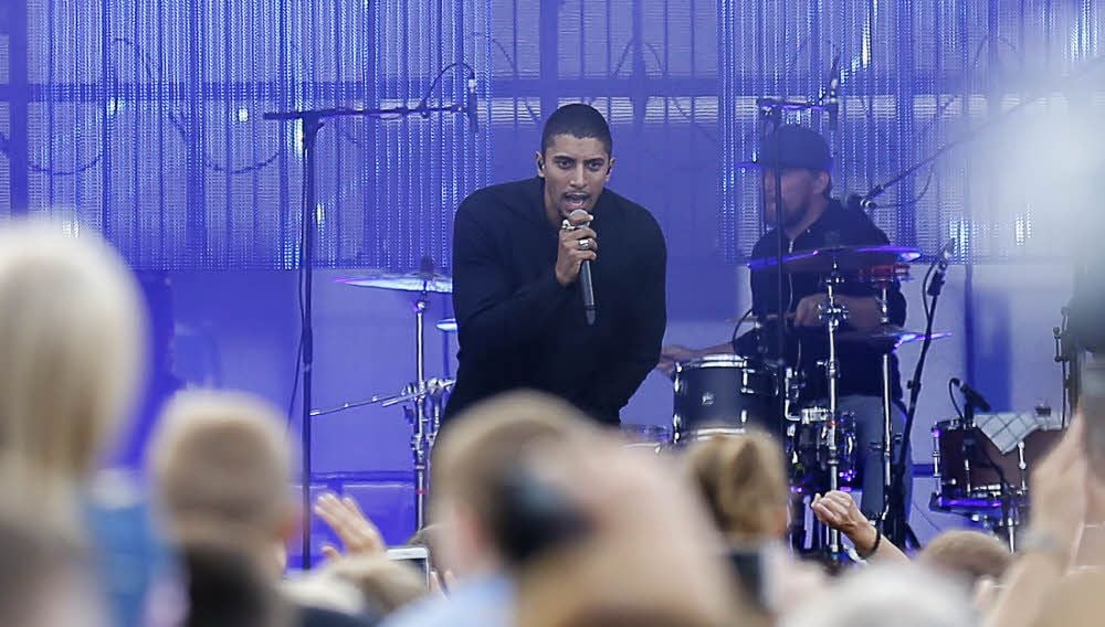 Auch am Sonntagmittag gesangsfreudig: Popstar Andreas Bourani unterhielt seine zum Teil auch sehr jungen Fans mit seinen Hits.