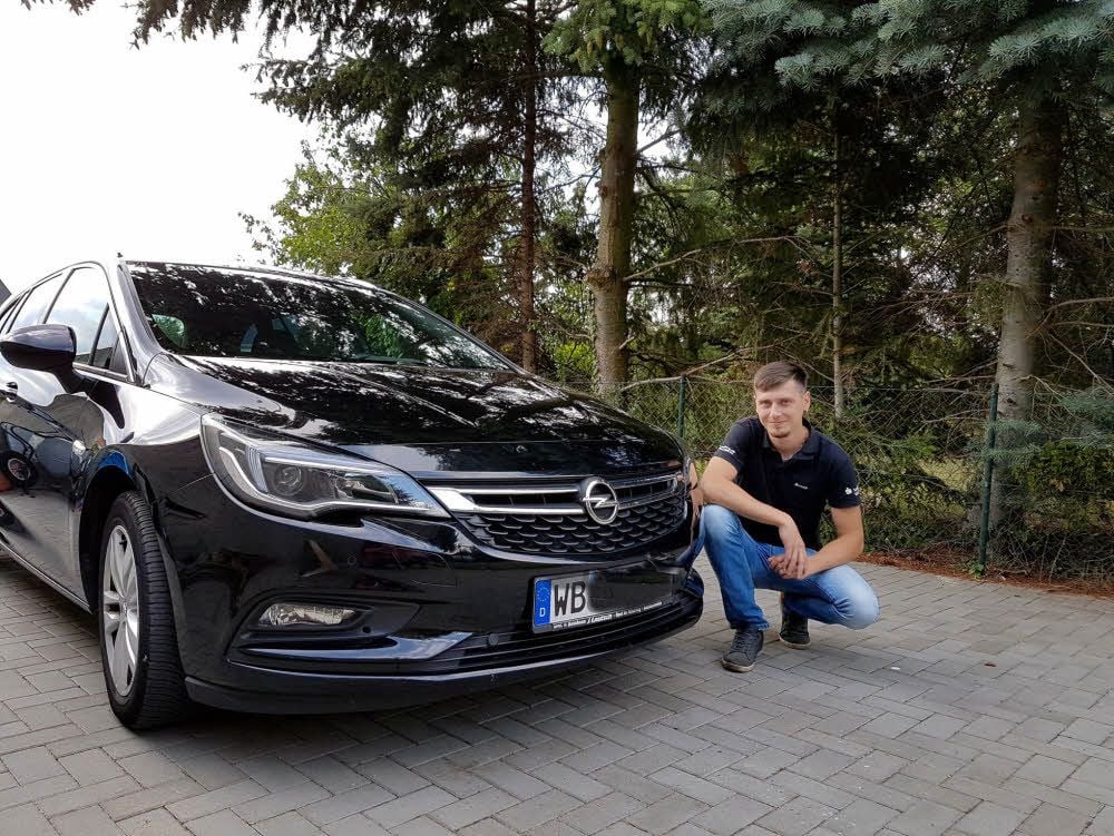 Marcus Sandau neben seinem Opel Astra K