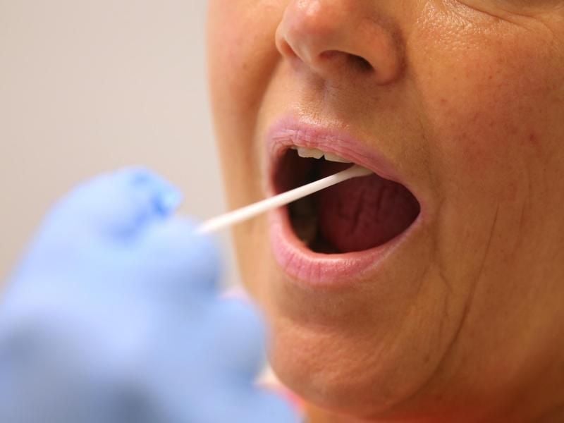 Corona-Test wird bei einer Patientin durchgeführt. Foto: Karl-Josef Hildenbrand/dpa/dpa-tmn/Symbolbild
