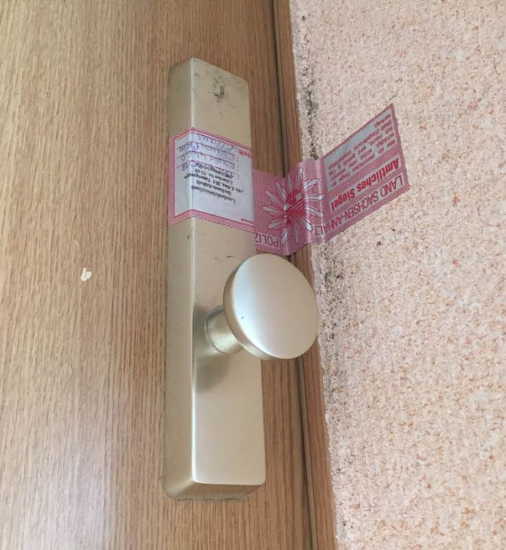 Die versiegelte Wohnungstür