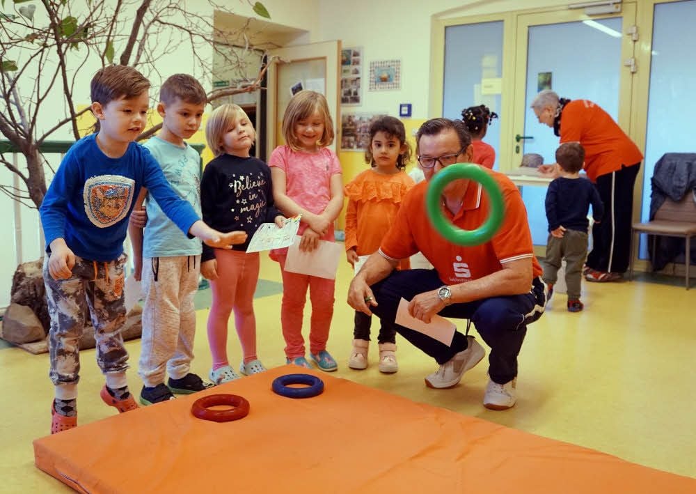 PSV-Vereinschef Roland Neidhardt, der mit seinen Mitstreitern das Projekt betreut, beobachtet Kinder beim Ringwerfen.