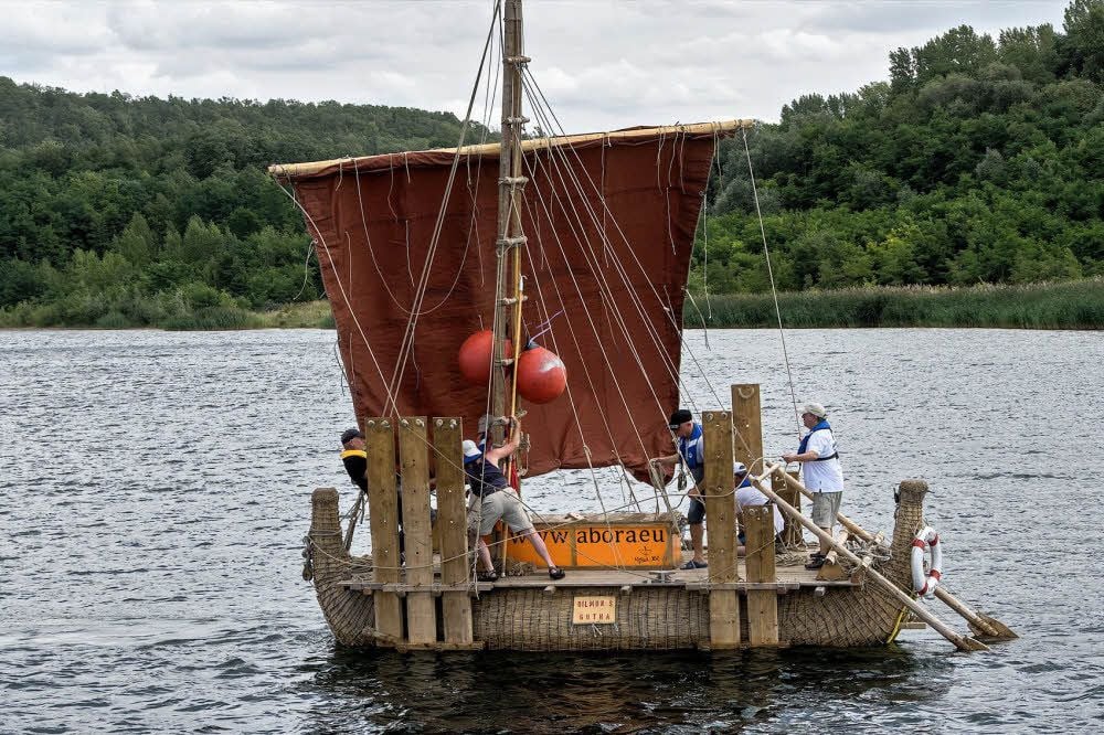 Zwei Jahre machte Archäologe Dominique Görlitz auf dem Geiseltalsee Werbung für seine neue Expedition mit einem Schilfsegelboot. Jetzt kommt eine Ausstellung zum Projekt „Abora“ in die Pfännerhall Braunsbedra.